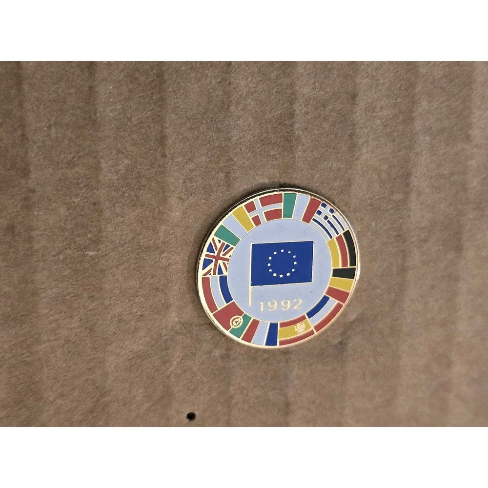 Vintage 1992 European Union Treaty Member Nations Flag Commemorative Pin G18